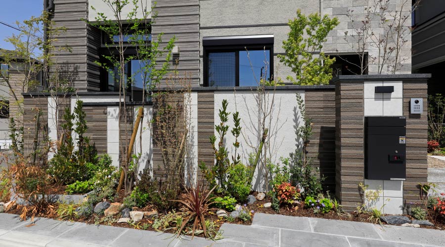 自然石を設えたゲートウォール