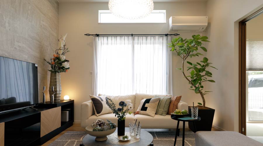 自然光を採り入れるらんま窓の工夫