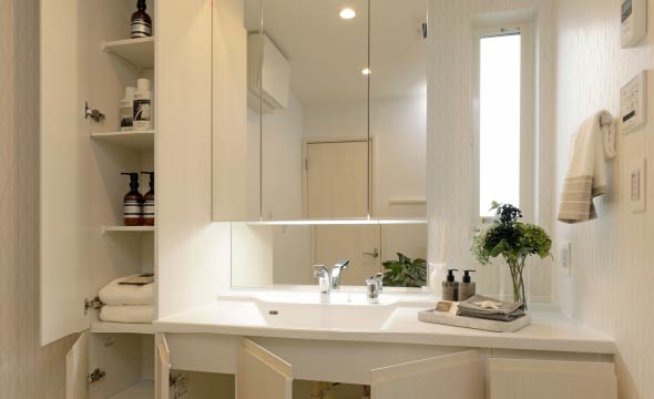 リネン庫でスッキリとした洗面室を