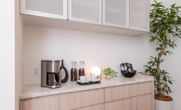 キッチンにはカップボードを設置